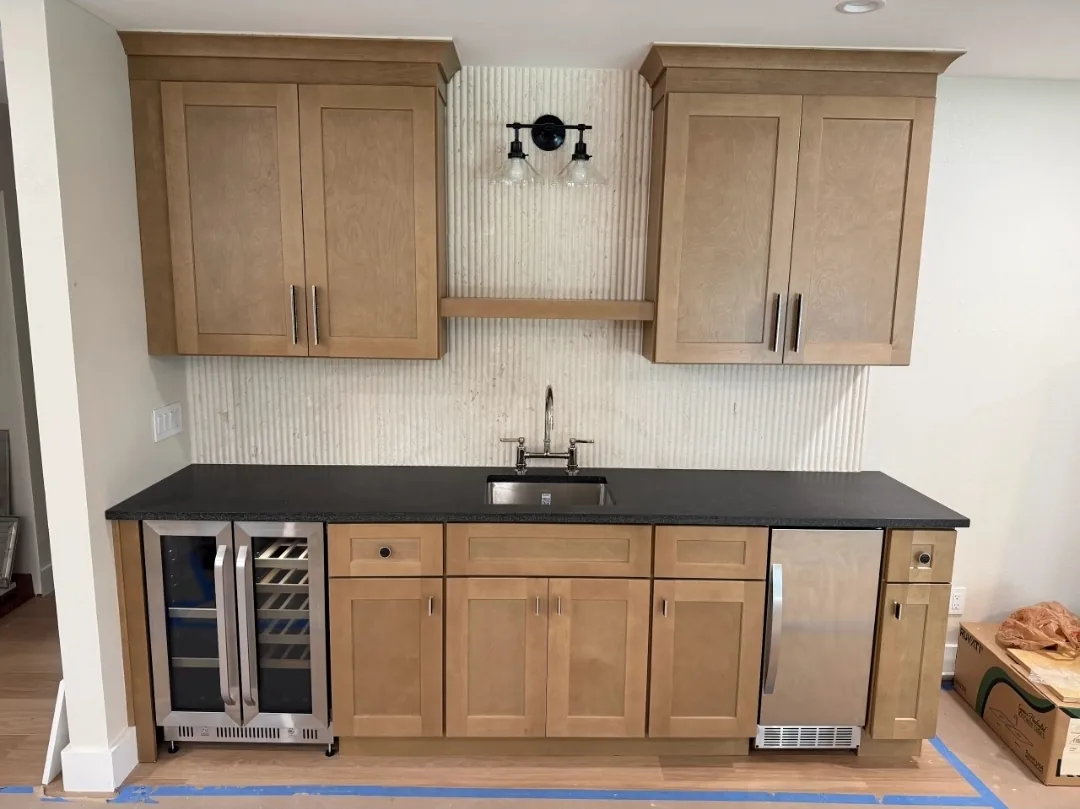 Custom maple shaker wet bar with fluted tile backsplash and black quartz counter, Tampa Bay kitchen install